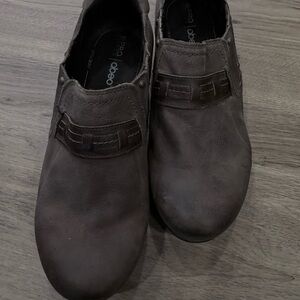 Abeo gray clogs